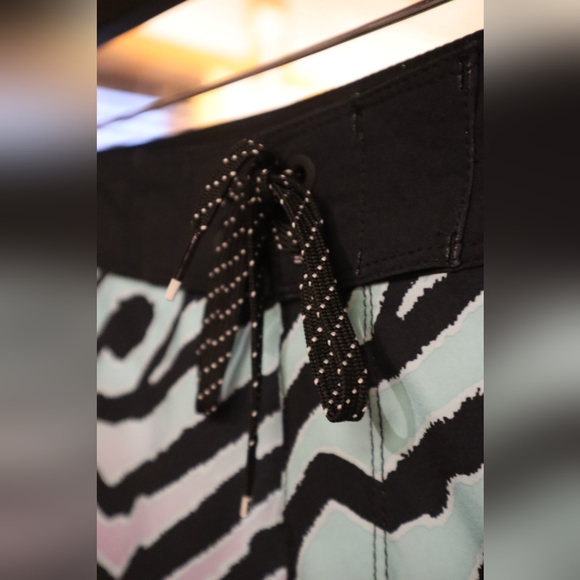 Billabong Hybrid Board Shorts - Picture 2 of 7